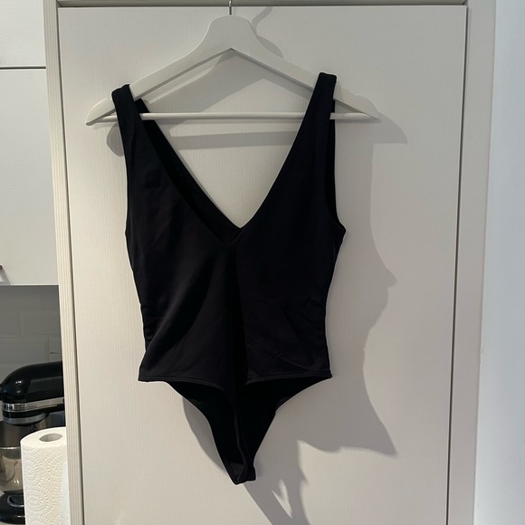 Babaton Contour V-Neck Bodysuit - Picture 4 of 5